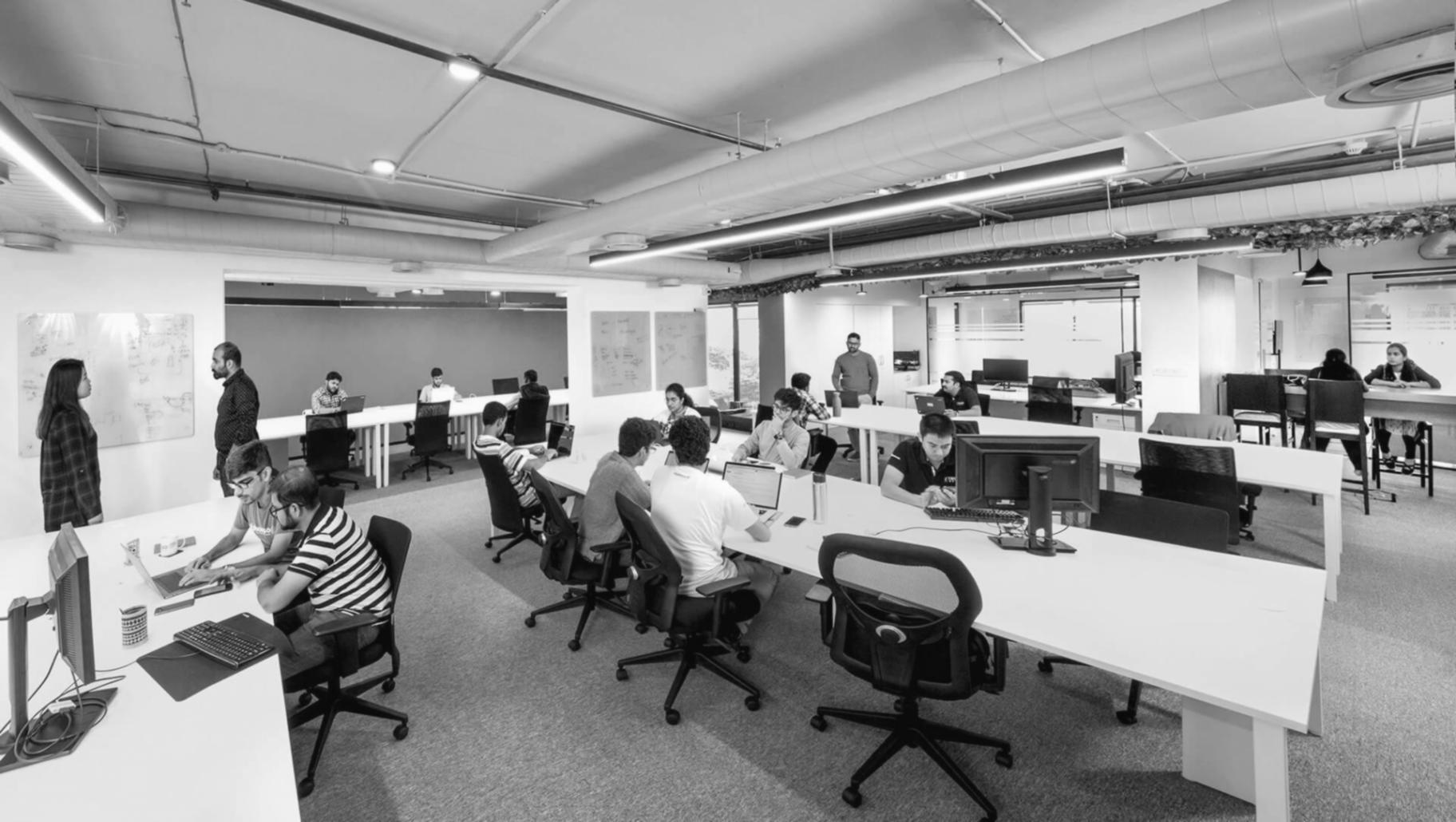 Espace de formation équipé pour l'apprentissage des marchés boursiers avec écrans d'analyse en temps réel